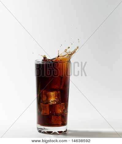 Ice Cube sanken in Cola-Glas