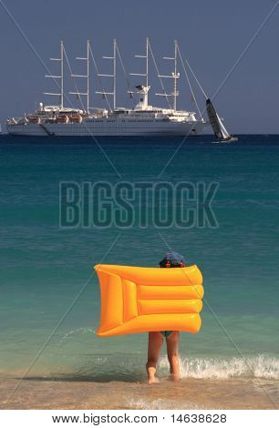 Giovane ragazzo guardando una crociera nave in Parga Grecia settentrionale
