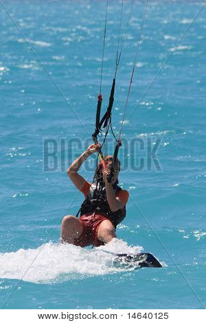 Kite Boarder auf der Ionischen Insel von Lefkas in Griechenland
