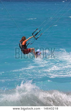 Kite-Boarder auf der ionischen Insel Lefkas in Griechenland