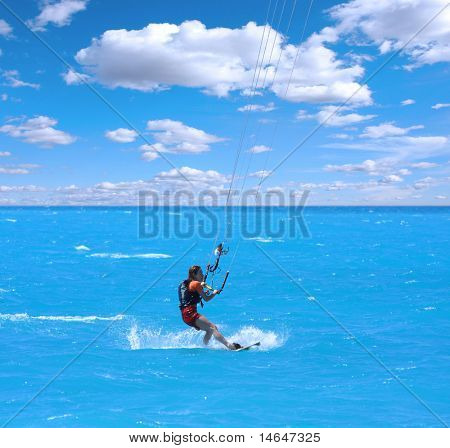 Kite-Boarder auf der ionischen Insel Lefkas in Griechenland