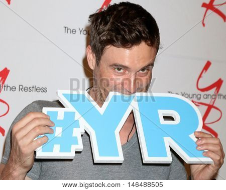 LOS ANGELES - SEP 8:  Daniel Goddard at the Young and The Resltless 11,000 Show Celebration at the CBS Television City on September 8, 2016 in Los Angeles, CA