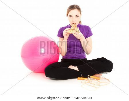 Mulher com uma fatia de Pizza e bola de ginástica rosa