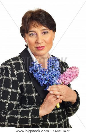 Atractiva mujer madura Holding Jacinto