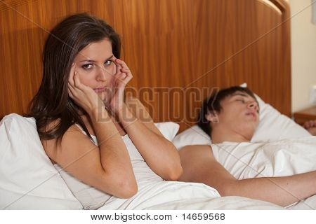 不幸な女性と夫のいびきをかく。