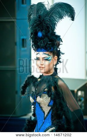 Sfilata di moda, trucco creativo, modello in piume