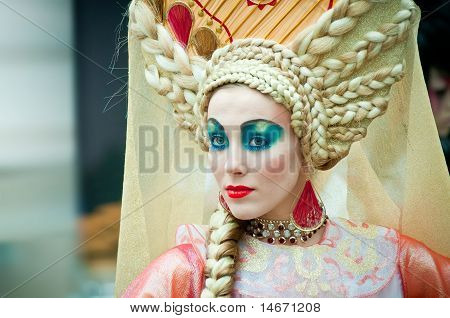 modello in campionato per il trucco creativo