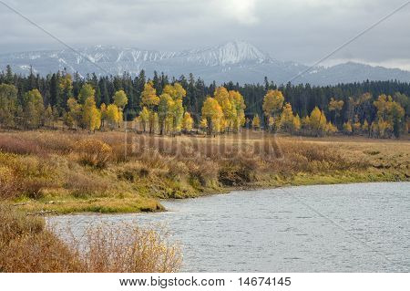 มองข้ามทะเลสาบที่ Tetons