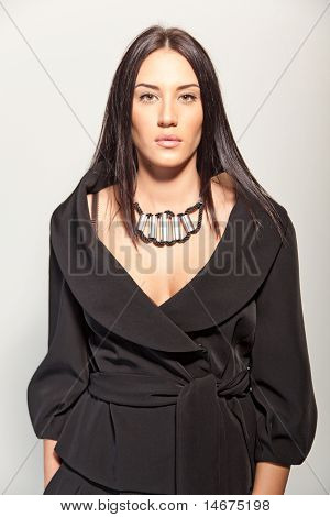 Portrait d'une belle brune dans un tailleur-pantalon élégant mode