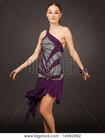 Dança menina Latino