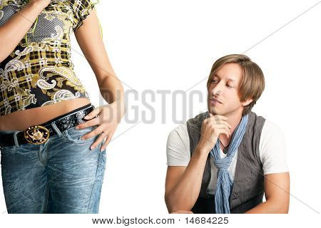 sittng uomini guarda a fondo donna
