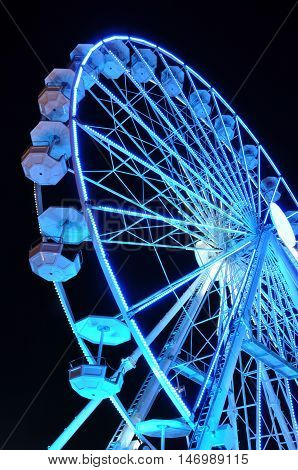 Spinning ferris big wheel at night light