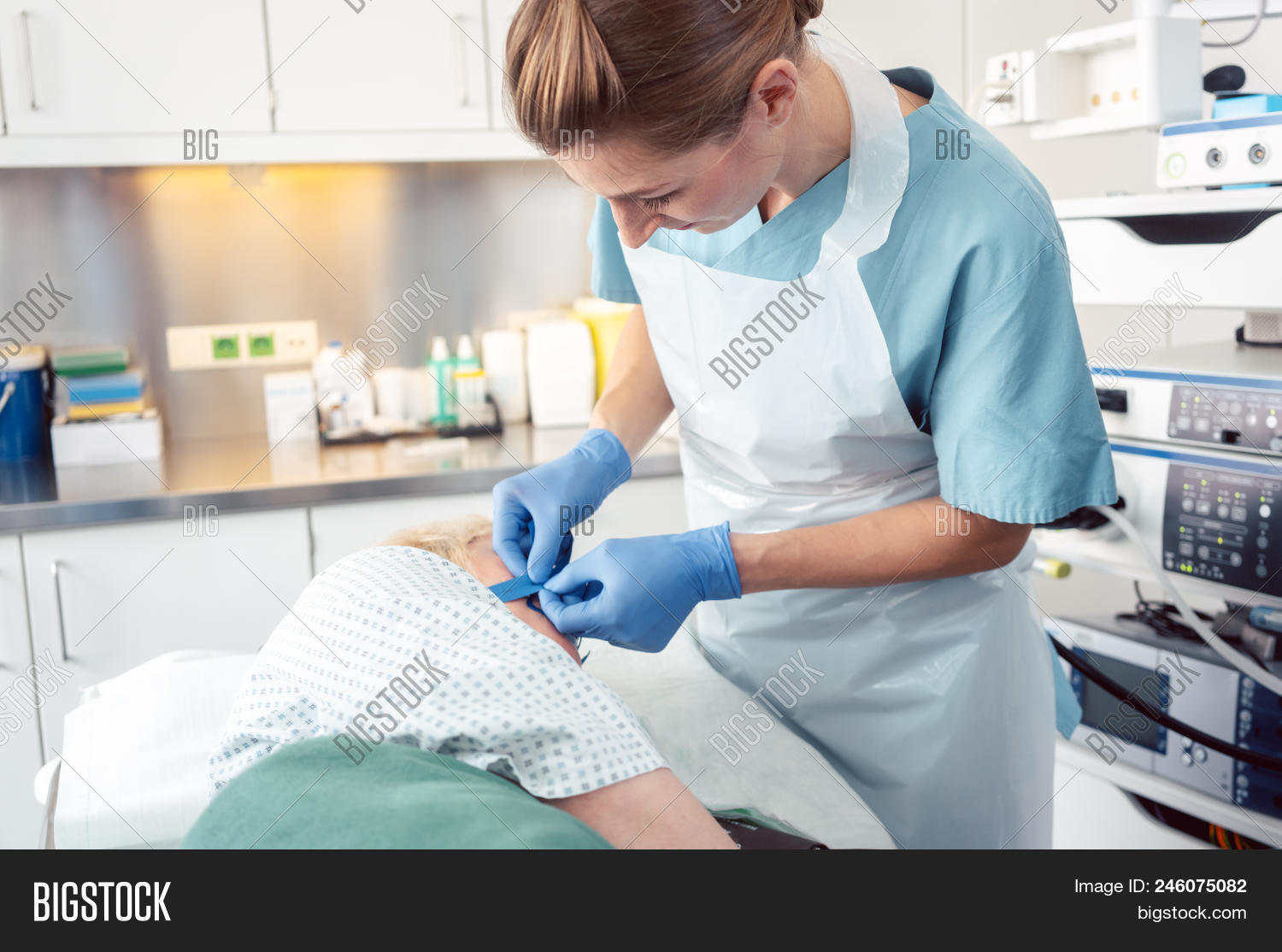 Основные принципы ухода за пациентом. Как ухаживать за больным инсультом. Пациенты в больнице фотосток. Транспортировка в операционную. Подушка для позиционирования лежачих больных.