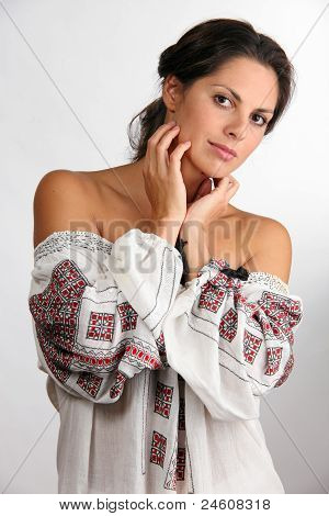 Krásná mladá žena v vetkaným chemise