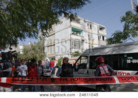 ASHKELON - 10 มกราคม: ชาวอาคารและทหารจากทีมกู้ภัยข้างหน้า
