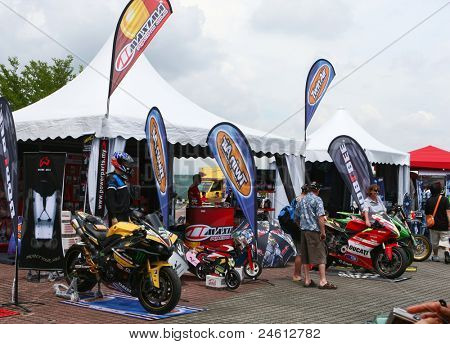SEPANG - 21 OCT: Moto racing fans voir les vélos et accessoires à l'affiche la Malaisie Moto