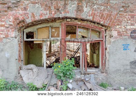 Nizhny Novgorod, Russia. - May 24.2018. Demolition Of An Abandoned Residential Stone Two-story House