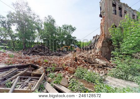 Nizhny Novgorod, Russia. - May 24.2018. Demolition Of An Abandoned Residential Stone Two-story House