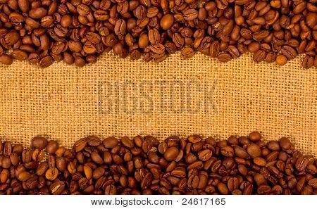 Granos de café en el fondo de arpillera