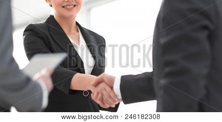 Businesswoman shaking hands with a businssman during a meeting