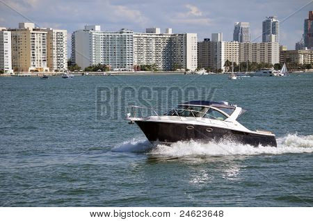 Barco Motor de preto e branco
