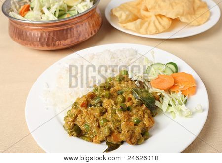 Gemüse Korma und Salat