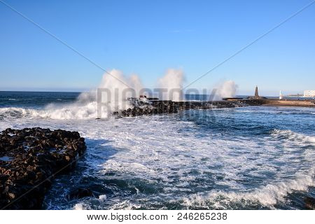 Photo Picture Of A Big Wave In The Ocean