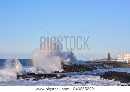 Photo Picture Of A Big Wave In The Ocean