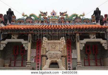 Pak Tai Tapınağı girişine.  Cheung Chau. Hong Kong.