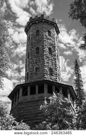 A Black And White Photo Of A Big And Old Tower In Hämeenlinna