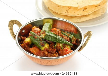Bhindi masala, caril de quiabo, com papad