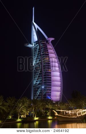 Burj Al Arab allumé en rose