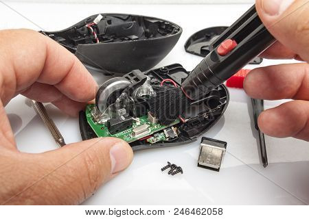 Disassembly Of The Old Wireless Computer Mouse