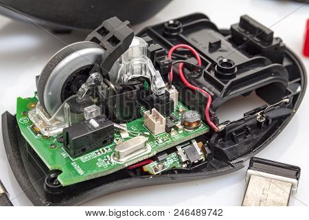 Disassembly Of The Old Wireless Computer Mouse