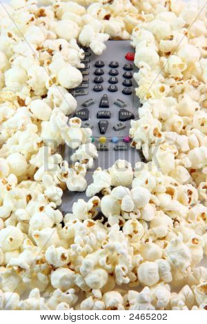 Control remoto bajo las palomitas de maíz