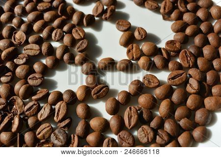 On White Glass Plate Laid And Beautifully Laid Out A Bunch Of Delicious And Edible Brown Coffee Bean