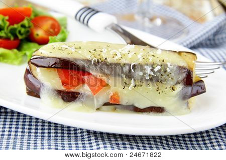 Vorspeise Aubergine parmigiana mit Käse und Tomaten