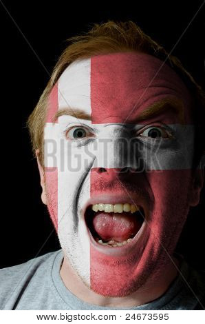 Šílený vztek muže maloval v barvách vlajky Dánsko