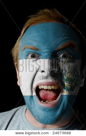 Twarz szalony człowiek zły pomalowane w kolorach flagi El Salvador