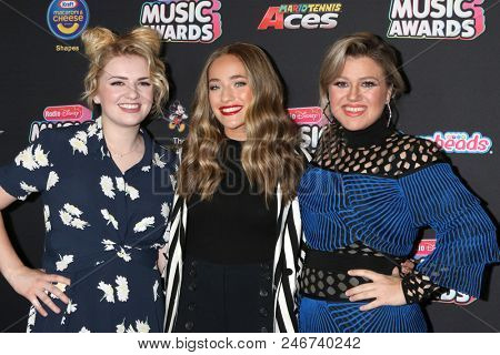 LOS ANGELES - JUN 22:  Maddie Poppe, Brynn Cartelli, Kelly Clarkson at the 2018 Radio Disney Music Awards at the Loews Hotel on June 22, 2018 in Los Angeles, CA