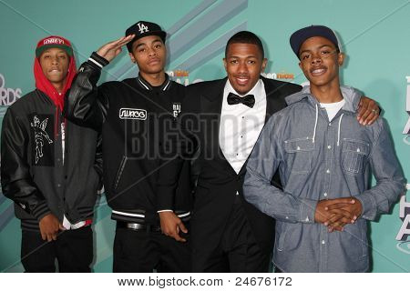 LOS ANGELES - 26 października: The Rangers, z Nick Cannon (w tux), przybywających w 2011 Nickelodeon Teen