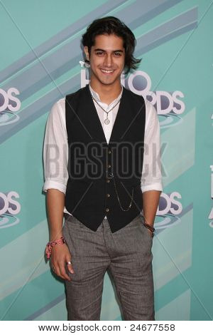 Los Angeles 26.Okt: Avan Jogia Ankunft der 2011 Nickelodeon Tick Halos Auszeichnungen in Hollywood 