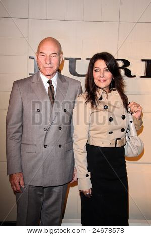 ลอสแองเจลิส - 26 oct: Patrick Stewart มาที่การเปิดตัวร่างกาย Burberry ที่ Burberr Marina Sirtis