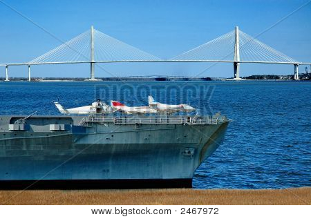 Yorktown con Ravenel Bridge sullo sfondo