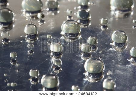 Gocce d'acqua bordare sulla superficie cerata