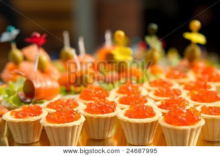 Crostatine con caviale rosso