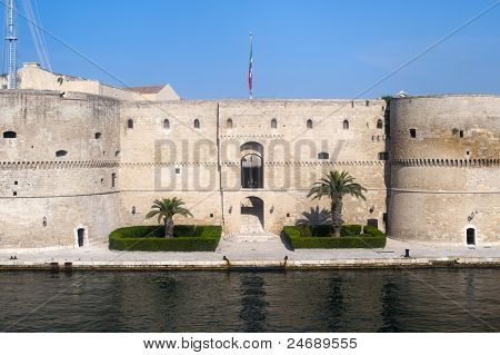 Taranto (Pouilles, Italie) - vieux château sur la mer