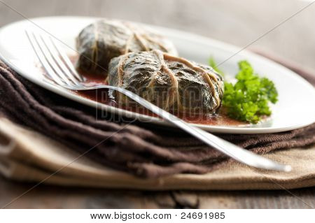 Dolmades z liści rabarbaru, mięso i ryż