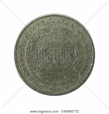 5 Mozambique Metical Coin (1982) Reverse Isolated On White Background