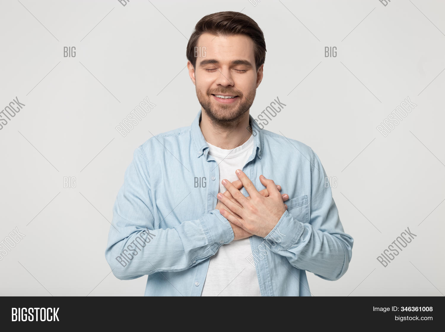 благодарный человек. грамота городской дворец творчества юных. Hand on chest. Hand on chest. парень сложил руки на груди рядом девушка улыбается.
